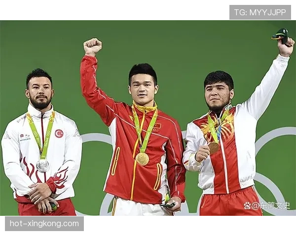石智勇赛后拎着一个看着就比我房租贵的包，走路那股子明星气场太离谱